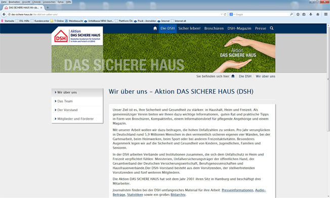 Screenshot der Website 'Aktion DAS SICHERE HAUS'. Die Seite zeigt das Logo und den Titel der Initiative, die sich auf Sicherheit und Gesundheit im Haushalt spezialisiert. Oben sind Navigationslinks für verschiedene Themenbereiche vorhanden, darunter 'Sicherheit', 'Gesundheit', und 'Informieren'. Die zentrale Überschrift lautet 'Wir über uns – Aktion DAS SICHERE HAUS (DSH)'. Ein Textabschnitt erklärt die Vision der Initiative, die Förderung von Sicherheit und Gesundheit im Haushalt, und deren Aktivitäten. Das Bild vermittelt einen dienstlichen Kontext, der mit Arbeitsschutz und Prävention assoziiert werden kann, im Einklang mit der Unfallkasse NRW. Oben links ist ein Logo mit dem Namen und Thema der Organisation abgebildet. Das Bild entspricht den WCAG 2.1 Anforderungen hinsichtlich Klarheit und Kontextualisierung.
