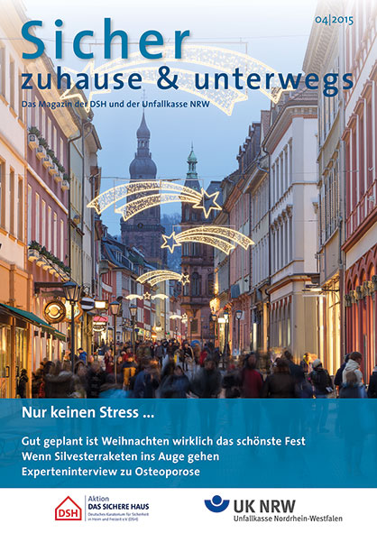 Das Cover der Ausgabe 04/2015 des Magazins 'Sicher zuhause & unterwegs' von der Unfallkasse NRW und der Aktion Das Sichere Haus. Es zeigt eine belebte Einkaufsstraße mit Menschen, geschmückten Gebäuden und Weihnachtsdekoration. Der obere Bereich enthält den Titel des Magazins, der untere Bereich weist auf Themen wie Stressfreiheit, sichere Silvesterfeier und Osteoporose hin.