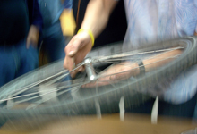 Eine Person inspiziert einen Fahrradreifen, um die Sicherheit des Fahrrads zu gewährleisten. Der Fokus liegt auf dem Reifen und der Hand der Person, die den Zustand des Reifens prüft. Dies steht im Kontext von Arbeitsschutz und Prävention, wichtige Themen für die Unfallkasse NRW. Das Bild unterstützt Schulungen zur richtigen Wartung von Fahrrädern, um Unfälle zu vermeiden.