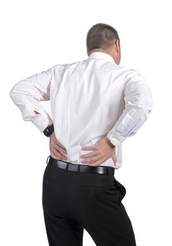 Mann greift sich an den schmerzenden unteren Rücken