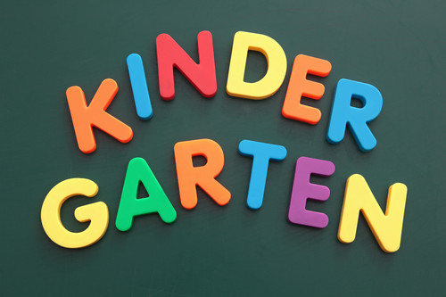 Bunte Buchstaben bilden das Wort Kindergarten.