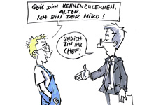 Eine Zeichnung zeigt einen Arbeiter in blauer Latzhose, der informell eine Hand ausstreckt und sagt: 'Geil, dich kennenzulernen, Alter. Ich bin der Niko!' Links steht ein Vorgesetzter im Anzug mit Aktentasche, der antwortet: 'Und ich bin Ihr Chef!' Die Szene unterstreicht die Wichtigkeit respektvoller Kommunikation am Arbeitsplatz im Kontext von Arbeitsschutz und Prävention, wie sie von der Unfallkasse NRW gefördert wird.