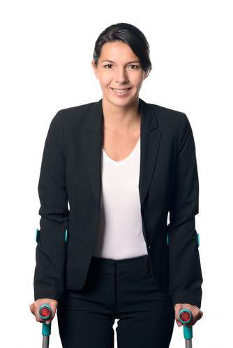 Das Bild zeigt eine junge Frau an zwei Krücken
