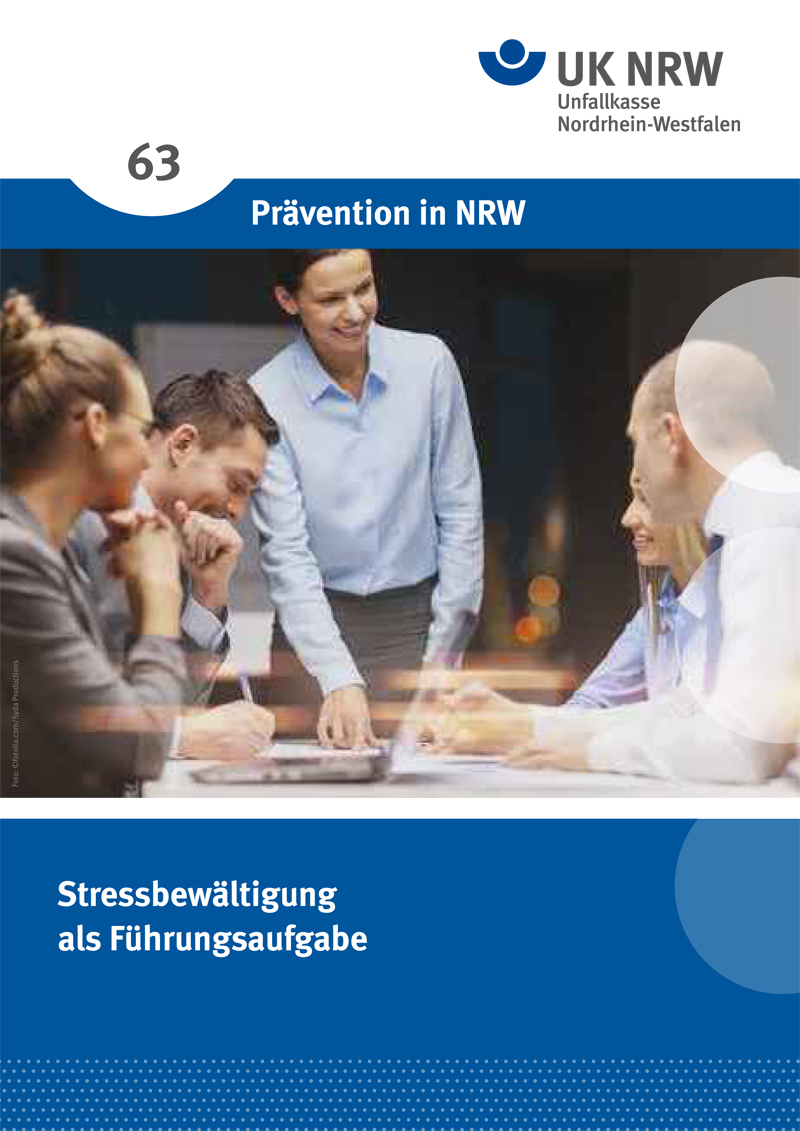 Ein Geschäftstreffen mit fünf Personen, die an einem Tisch sitzen. Eine Frau steht und lächelt, während sie ihre Kollegen anspricht. Alle schauen auf Dokumente und Laptops vor sich. Der Kontext bezieht sich auf die Prävention von Stress und die Sicherheit am Arbeitsplatz, im Rahmen der Unfallkasse NRW. Der Titel des Dokuments ist 'Prävention in NRW', mit Fokus auf Stressbewältigung als wichtige Führungsaufgabe.