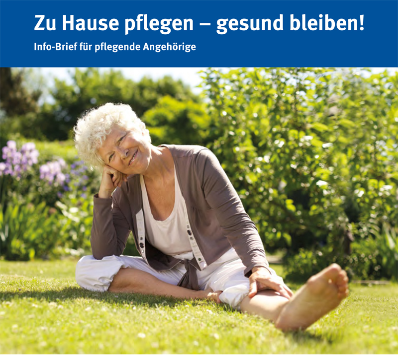 Eine ältere Frau mit weißem Haar lächelt und sitzt entspannt auf dem Rasen in einem sonnigen Garten. Sie trägt eine helle Hose und eine Strickjacke. Der Hintergrund zeigt grüne Pflanzen und Bäume. Der Text oben sagt: 'Zu Hause pflegen – gesund bleiben! Info-Brief für pflegende Angehörige'. Der Kontext bezieht sich auf die Förderung von Gesundheit und Wohlbefinden für pflegende Familienmitglieder, im Rahmen von Präventionsmaßnahmen der Unfallkasse NRW.