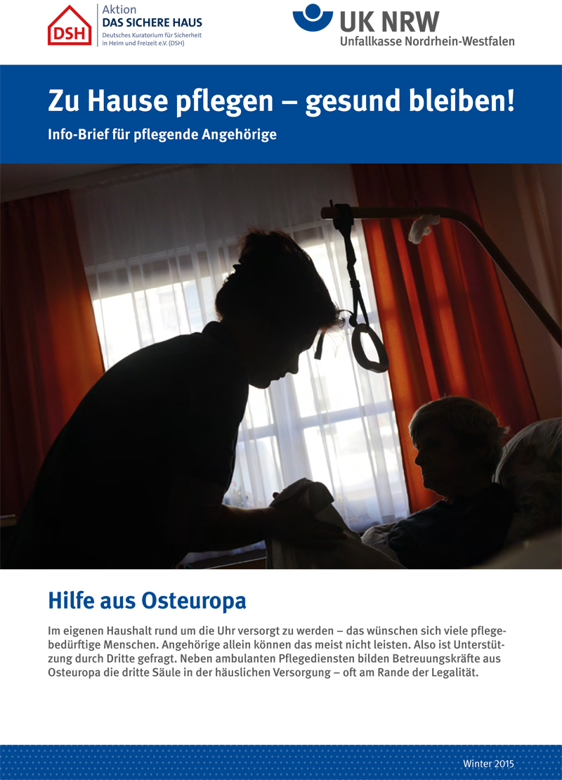 Ein Plakat zeigt eine Krankenpflegerin, die sich um einen älteren Mann im Bett kümmert. Oben befindet sich das Logo der Unfallkasse Nordrhein-Westfalen und ein Schriftzug: 'Zu Hause pflegen – gesund bleiben! Info-Brief für pflegende Angehörige'. Unten wird auf die Unterstützung durch Menschen aus Osteuropa hingewiesen und die Rolle der Pflege in einem Haushaltskontext beschrieben. Themen wie Arbeitsschutz und Prävention stehen im Vordergrund.
