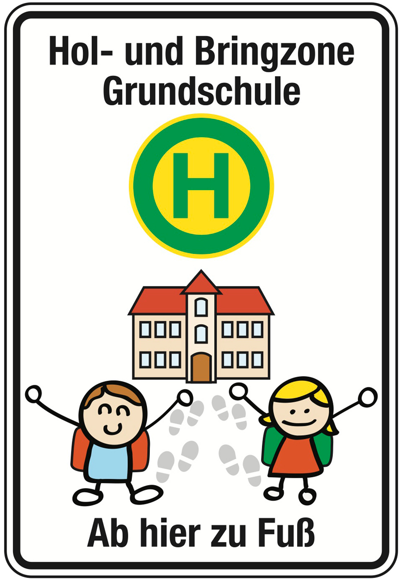 Ein Schild mit der Aufschrift 'Hol- und Bringzone Grundschule, Ab hier zu Fuß'. Oben ist ein grünes H-Symbol für Haltestelle. Darunter ist eine Zeichnung einer Schule mit einem Jungen und einem Mädchen, die mit Rucksäcken und erhobenen Armen lächelnd vor der Schule stehen. Das Bild fördert Sicherheit und Prävention beim Bringen und Abholen von Kindern an der Schule.