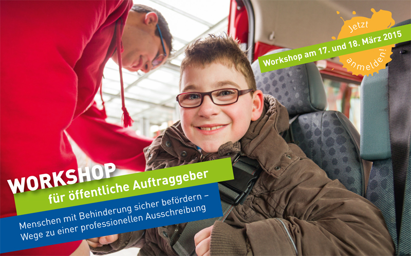 Ein Junge mit Brille sitzt lächelnd in einem Rollstuhl, während eine Person im Hintergrund beim Einsteigen in ein Fahrzeug hilft. Ein grünes Banner im Bild verweist auf einen Workshop zur sicheren Beförderung von Menschen mit Behinderung. Der Workshop richtet sich an öffentliche Auftraggeber und fördert professionelle Ausschreibungen. Ein weiteres Banner in der oberen Ecke bewirbt die Veranstaltung, die am 17. und 18. März 2015 stattfindet.