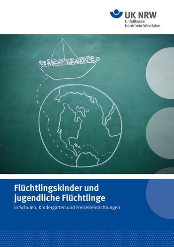 Das Bild zeigt das Cover einer Publikation der Unfallkasse NRW. Zentral dargestellt ist eine Grafik der Erde mit darauf abgebildeten Symbolen, die Verkehrs- oder Warnschilder darstellen könnten. Unten befindet sich ein blauer Balken mit dem Text 'Flüchtlingskinder und jugendliche Flüchtlinge in Schulen, Kindergärten und Freizeiteinrichtungen'. Oben rechts ist das Logo der UK NRW. Der Kontext bezieht sich auf den Schutz und die Unterstützung von Flüchtlingskindern in Bildungseinrichtungen.