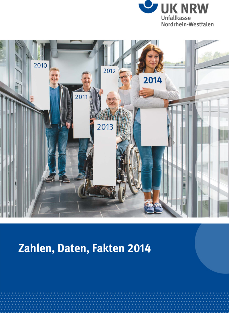 Die Abbildung zeigt fünf Personen in einem modernen Bürogebäude, die Schilder mit den Jahreszahlen 2010 bis 2014 halten. Eine Person sitzt in einem Rollstuhl. Die Umgebung deutet auf eine inklusive und barrierefreie Architektur hin. Im oberen Bereich des Bildes ist das Logo der Unfallkasse Nordrhein-Westfalen zu sehen. Diese Darstellung vermittelt einen Fokus auf Arbeitsschutz und Prävention im Kontext der Unfallkasse NRW für das Jahr 2014.