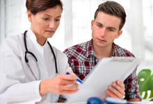 Das Bild zeigt eine Ärztin im Gespräch mit einem Patienten.