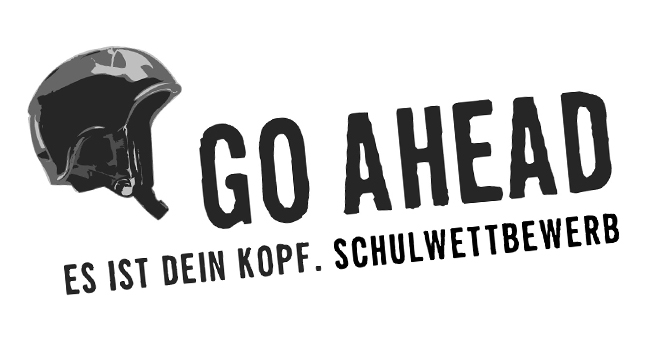 Das Bild zeigt ein Logo mit einem schwarzen Schutzhelm links und dem großen Schriftzug 'Go Ahead' rechts daneben. Darunter steht in kleineren Buchstaben 'Es ist dein Kopf. Schulwettbewerb'. Dieses Bild steht im Kontext der Unfallkasse NRW und ihrer Bemühungen um Arbeitsschutz und Prävention, speziell für Schüler.