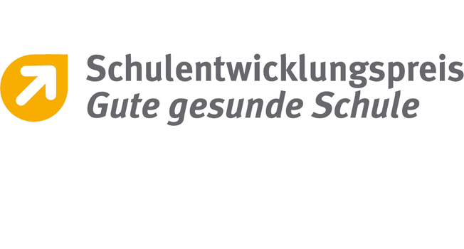 Das Bild zeigt das Logo des Schulentwicklungspreises 'Gute gesunde Schule'. Links ist ein gelbes Symbol mit einem weißen Pfeil, daneben steht in grauer Schrift 'Schulentwicklungspreis Gute gesunde Schule'. Der Preis wird in Verbindung mit Arbeitsschutz und Prävention bei der Unfallkasse NRW verliehen.