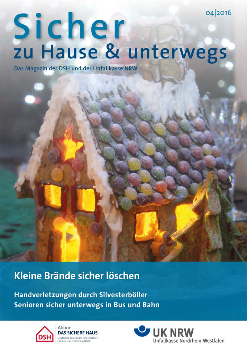 Das Cover des Magazins 'Sicher zu Hause & unterwegs' zeigt ein Lebkuchenhaus mit brennendem Licht im Inneren. Oben steht der Titel des Magazins, unten sind Hinweise wie 'Kleine Brände sicher löschen', 'Handverletzungen durch Silvesterböller' und 'Senioren sicher unterwegs in Bus und Bahn'. Das Magazin wird von der Aktion Das Sichere Haus und der Unfallkasse Nordrhein-Westfalen herausgegeben.