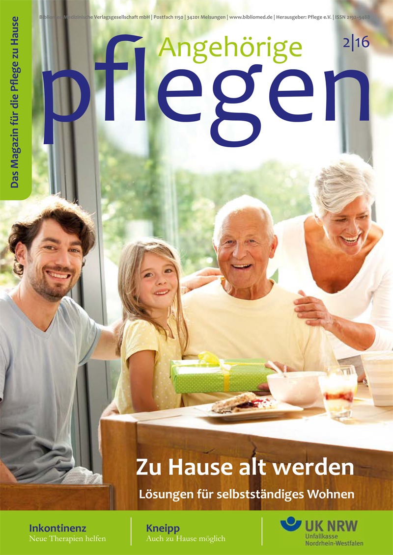 Eine Familie sitzt entspannt am Tisch im Freien. Im Vordergrund ein älterer Mann mit grauen Haaren und eine Frau mit blonden Haaren, ein junger Mann und ein kleines Mädchen. Der Tisch ist mit Obst und Getränken gedeckt. Im Hintergrund ist verschwommenes Grün zu erkennen. Oben steht 'Angehörige pflegen', und unten eine Überschrift: 'Zu Hause alt werden - Lösungen für selbstständiges Wohnen', Hinweis auf Prävention für UK NRW.