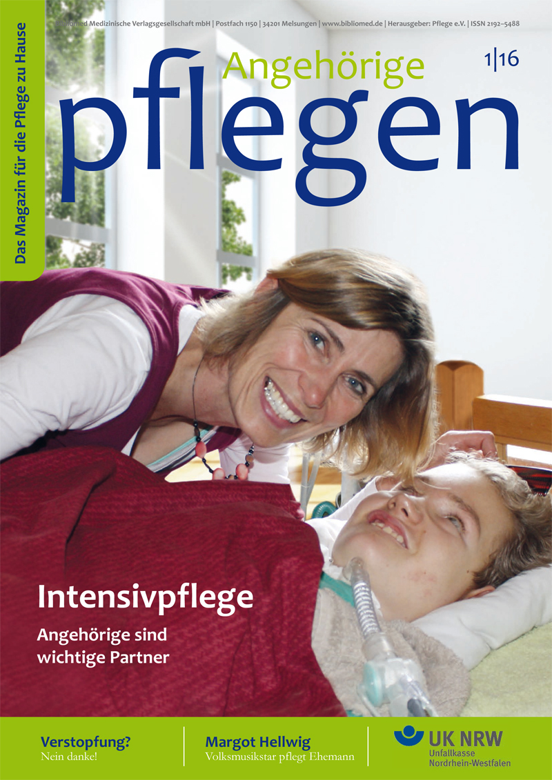 Das Cover der Zeitschrift 'Angehörige pflegen' zeigt eine lächelnde Frau, die sich über einen im Bett liegenden Patienten beugt. Der Fokus liegt auf dem Thema Intensivpflege, mit dem Untertitel 'Angehörige sind wichtige Partner'. Am unteren Rand sind Hinweise auf Artikel zu Verstopfung und Margot Hellwig. Das Logo der Unfallkasse Nordrhein-Westfalen ist ebenfalls abgebildet, was auf den Kontext von Arbeitsschutz und Prävention hinweist.