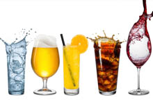 Das Bild zeigt fünf Gläser mit verschiedenen Getränken nebeneinander auf weißem Hintergrund. Von links nach rechts: Ein Glas Wasser, aus dem Wasser spritzt, ein Glas Bier mit Schaumkrone, ein Glas mit einem gelben Getränk, Strohhalm und Orangenscheibe, ein Glas Cola mit Eiswürfeln und ein Glas mit einem roten Getränk, vermutlich Wein, das eingeschenkt wird. Kontext für die Unfallkasse NRW: Arbeitsschutz und Prävention bei der Handhabung von Getränken am Arbeitsplatz.