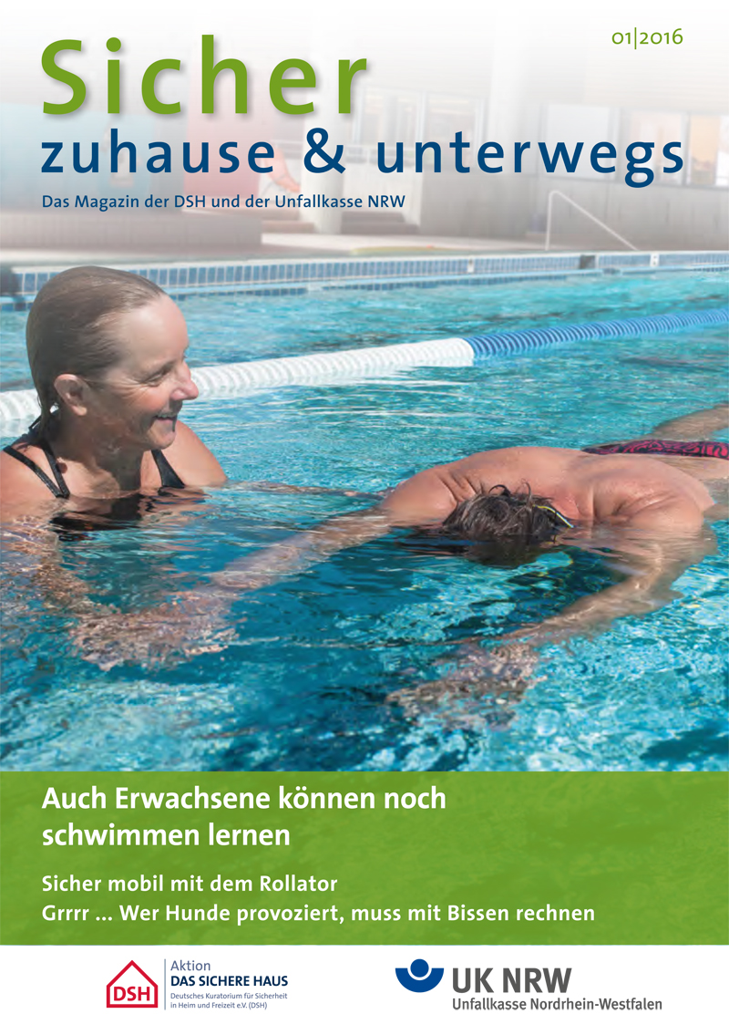 Das Magazin 'Sicher zuhause und unterwegs' der Unfallkasse NRW, Ausgabe 01/2016. Das Cover zeigt zwei Erwachsene, die in einem Schwimmbad nebeneinander schwimmen. Die Überschrift lautet: 'Auch Erwachsene können noch schwimmen lernen'. Unten sind Logos der Aktion 'Das Sichere Haus' und der Unfallkasse Nordrhein-Westfalen abgebildet. Der Kontext des Covers bezieht sich auf Arbeitsschutz und Prävention, mit Fokus auf Schwimmfähigkeiten für mehr Sicherheit.