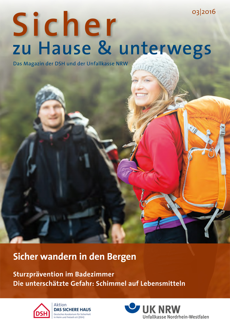 Das Titelbild des Magazins zeigt einen Mann und eine Frau in Outdoor-Kleidung und mit Rucksäcken, die in einer bergigen Landschaft wandern. Im Hintergrund sind Berge zu sehen. Das Magazin trägt den Titel 'Sicher zu Hause & unterwegs' und behandelt Themen wie Sturzprävention im Badezimmer und die Gefahr von Schimmel auf Lebensmitteln. Es ist vom März 2016 und wird von der Aktion Das Sichere Haus (DSH) sowie der Unfallkasse Nordrhein-Westfalen (UK NRW) veröffentlicht.