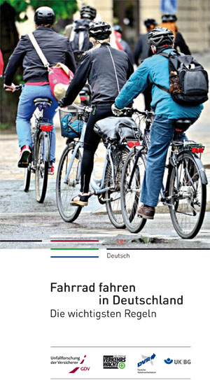 Mehrere Personen fahren auf einer städtischen Straße mit Fahrrädern. Sie tragen unterschiedliche Arten von Bekleidung sowie Schutzhelme. Die Aufnahme zeigt sie von hinten, während sie im Straßenverkehr unterwegs sind. Darunter befindet sich ein Titel mit dem Text 'Fahrrad fahren in Deutschland – Die wichtigsten Regeln'. Logos von Unfallversicherungsträgern sind ebenfalls abgebildet, die auf Arbeitsschutz und Prävention hinweisen.