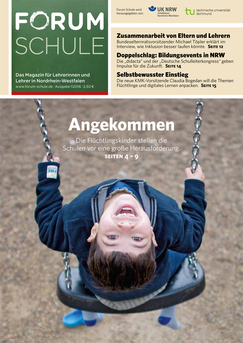 Das Cover des Magazins 'Forum Schule', Ausgabe für Lehrkräfte in Nordrhein-Westfalen. Oben steht der Titel mit Logos der Unfallkasse NRW und anderen Partnern. Themen wie Bildungsevents in NRW und selbstbewusster Einstieg sind hervorgehoben. Im Hauptbild ist ein fröhliches Kind auf einer Schaukel zu sehen, das von oben fotografiert wurde. Text: 'Angekommen. Die Flüchtlingskinder stellen die Schulen vor eine große Herausforderung.' Die Ausgabe befasst sich mit Integration und Bildung, wichtigen Aspekten des Arbeitsschutzes und der Prävention im schulischen Kontext.