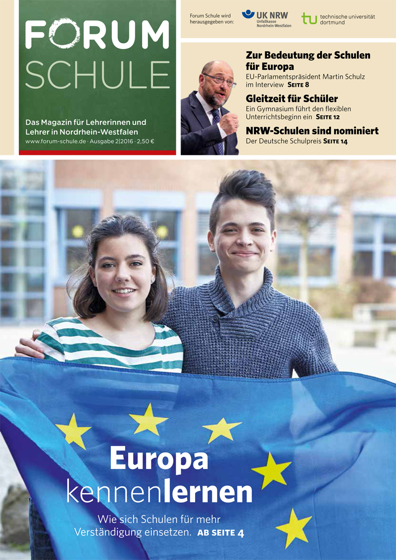 Das Titelblatt der Zeitschrift 'Forum Schule' zeigt zwei Jugendliche, die eine EU-Flagge halten. Überschriften thematisieren die Bedeutung der Schulen in der EU und Projekte wie Gleittzeit für Schüler. Oben sind Logos der Herausgeber: Unfallkasse NRW und Technische Universität Dortmund, erkennbar. Die Ausgabe ist für Lehrerinnen und Lehrer in Nordrhein-Westfalen bestimmt und befasst sich mit Themen rund um Bildung und europäische Zusammenarbeit.