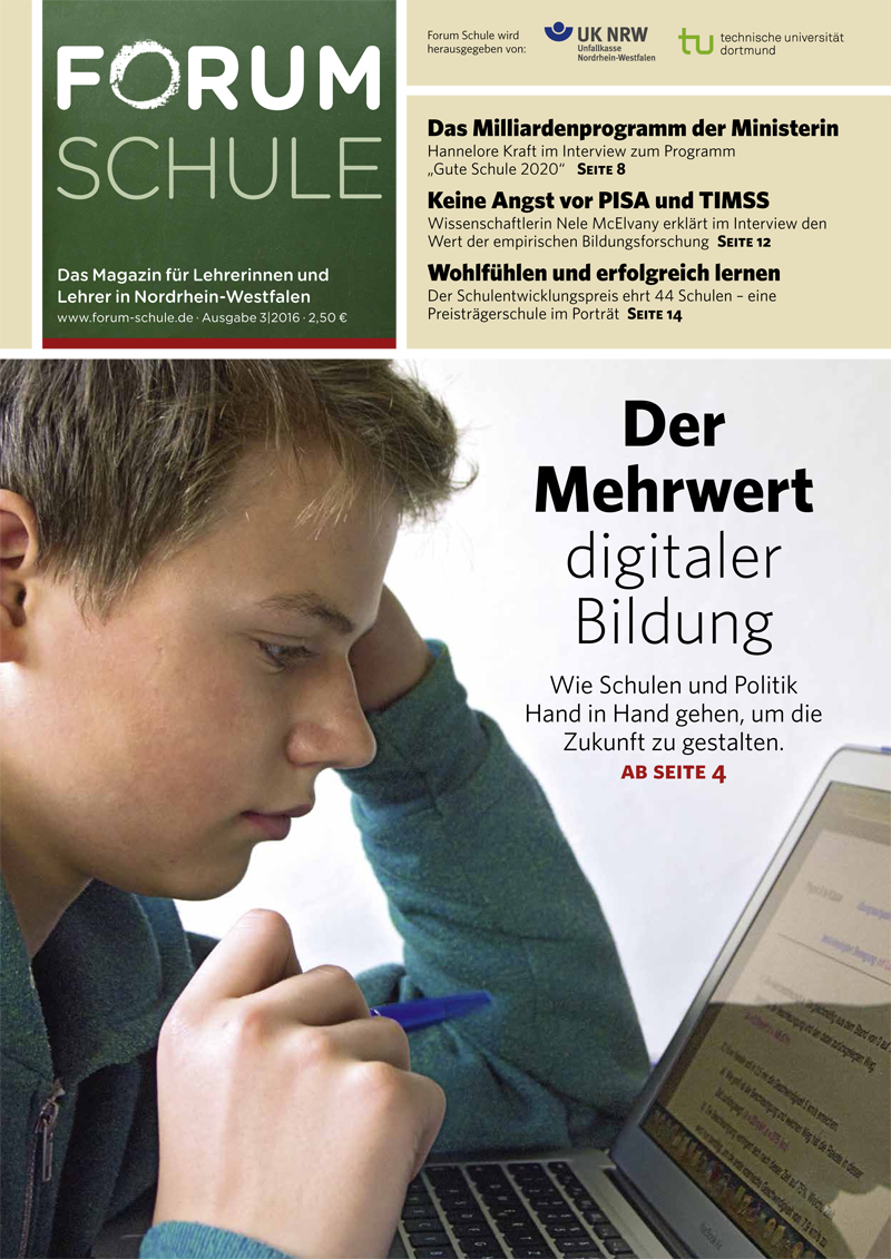 Das Cover der Zeitschrift Forum Schule zeigt das Thema 'Der Mehrwert digitaler Bildung'. Im Mittelpunkt steht ein Mann mit einem Tablet, der in einem Klassenzimmer zu sitzen scheint. Themen des Magazins sind unter anderem digitale Bildung, wie Schulen und Politik die Zukunft gestalten, und der Bildungsforscher Heiner Neuhaus über den Wert von Bildungsstudien. Herausgegeben wird das Magazin vom Schulministerium NRW, der Unfallkasse NRW und der TU Dortmund.