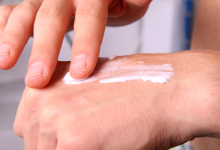 Das Bild zeigt, wie sich jemand die Hände eincremt