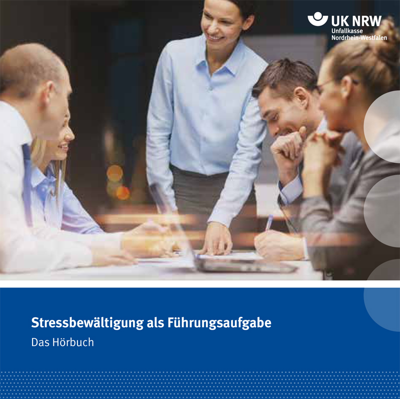 Bild einer Gruppe von fünf Personen, die an einem Tisch in einem Besprechungsraum sitzen. Sie diskutieren über das Thema Stressbewältigung, ein Aspekt des Arbeitsschutzes und der Prävention. Eine Frau steht, während sie spricht, und die anderen vier Personen sitzen und hören zu, Notizen machend. Das Logo der Unfallkasse NRW ist in der oberen rechten Ecke zu sehen. Der Kontext des Bildes bezieht sich auf die Bedeutung der Stressbewältigung als essentielle Führungsaufgabe und Teil der Arbeitsschutzmaßnahmen.