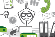 Eine Zeichnung zeigt einen Büroangestellten mit großen Brillen und einem lächelnden Gesicht, der seine Hände über dem Kopf hält, als Zeichen von Ruhe und Gelassenheit inmitten eines hektischen Arbeitsumfeldes. Um ihn herum sind diverse Bürogegenstände positioniert, darunter Aktenordner, ein Telefon, ein Kaffee verschüttender Becher und eine Uhr, die einen stressigen Arbeitstag symbolisieren. Das Bild vermittelt den Gedanken der Stressbewältigung am Arbeitsplatz und erinnert an die Wichtigkeit von Pausen und Abwechslung im Arbeitsalltag, passend zur Präventionsarbeit der Unfallkasse NRW im Bereich Arbeitsschutz.