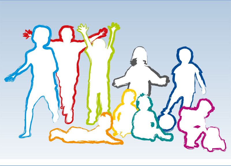 Das Bild zeigt bunte Umrisse von acht spielenden Kindern in verschiedenen Positionen auf einem blauen Hintergrund. Die Kinder sind in lebendigen Farben wie Blau, Rot, Grün und Gelb gezeichnet. Sie stehen, sitzen, liegen und halten einen Fußball. Die Darstellung ist abstrahiert, ohne Gesichtszüge. Dieses Bild steht im Kontext der Unfallkasse NRW für Arbeitsschutz und Prävention, um auf die Sicherheit von Kindern beim Spielen hinzuweisen.