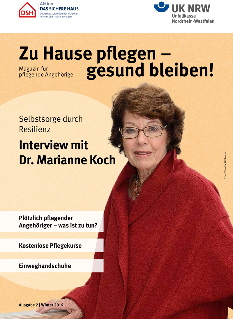 Titelbild des Magazins 'Zu Hause pflegen – gesund bleiben!' der Unfallkasse Nordrhein-Westfalen. Eine Frau mittleren Alters, Dr. Marianne Koch, blickt freundlich in die Kamera. Das Thema des Interviews ist 'Selbstsorge durch Resilienz'. Weitere Themen: Herausforderungen von plötzlich pflegenden Angehörigen, kostenlose Pflegekurse, Einweghandschuhe. Oben links das Logo von 'Aktion DAS SICHERE HAUS', oben rechts das Logo der Unfallkasse NRW.