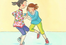 Zwei lächelnde Kinder spielen drinnen auf einem hellen Hintergrund. Ein Kind trägt eine bunte Jacke und kurze Hosen, das andere trägt ein blaues Oberteil und gelbe Hosen. Sie scheinen in Bewegung zu sein, was auf spielerisches Toben oder Tanzen hindeutet. Das Bild vermittelt eine fröhliche Atmosphäre und kann im Kontext der Unfallkasse NRW für Arbeitsschutz und Prävention im Spiel- und Schulbereich stehen.