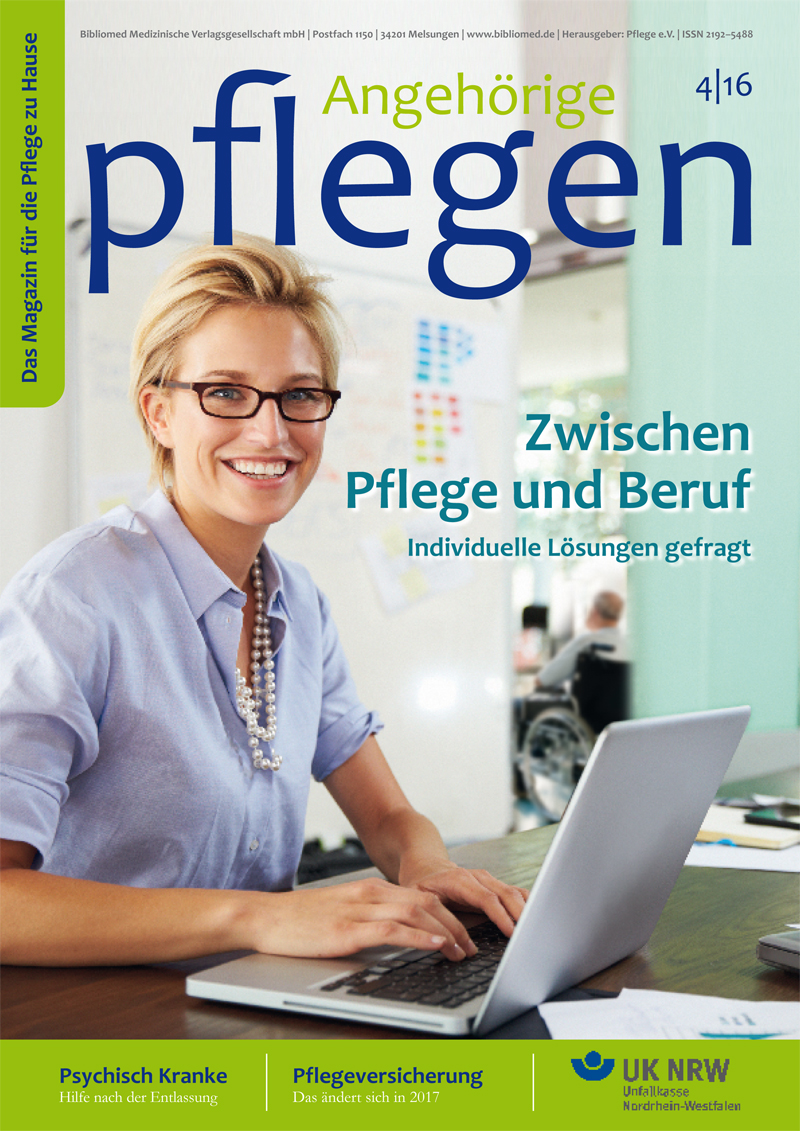 Das Titelbild des Magazins 'Angehörige pflegen' zeigt eine lächelnde Frau, die vor einem Laptop sitzt. Im Hintergrund sind bunte Aktenordner zu sehen. Der Schriftzug 'Zwischen Pflege und Beruf - Individuelle Lösungen gefragt' hebt das Thema der Ausgabe hervor. Unten rechts ist das Logo der Unfallkasse NRW abgebildet, das für Arbeitsschutz und Prävention steht.