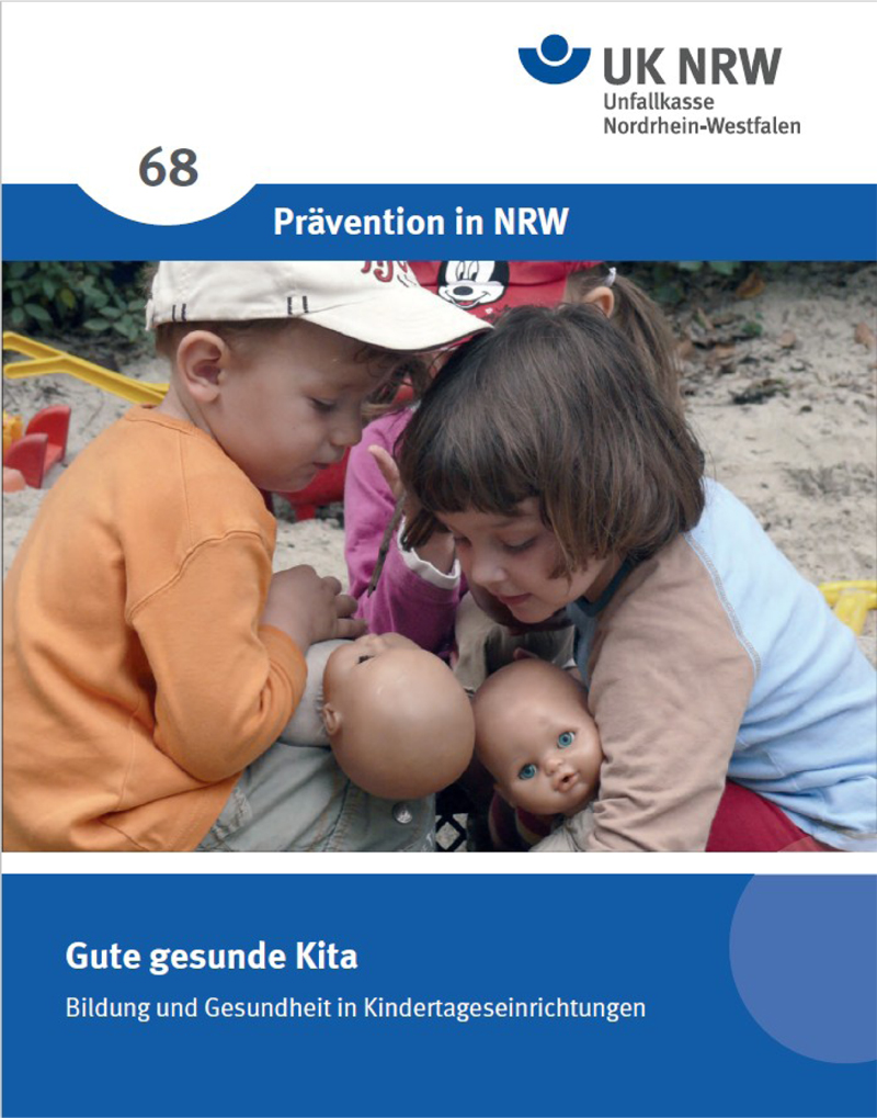 Das Bild zeigt mehrere Kleinkinder, die in einem Sandkasten spielen. Zwei der Kinder halten Puppen in den Händen. Die Szene vermittelt einen Eindruck von spielerischem Lernen und sozialer Interaktion. Im oberen Teil des Bildes ist das Logo der Unfallkasse Nordrhein-Westfalen (UK NRW) zu sehen, und es wird auf Präventionsmaßnahmen in Kitas hingewiesen. Der Text unterstreicht die Bedeutung von Bildung und Gesundheit in Kindertageseinrichtungen.