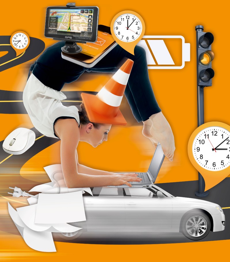 Auf einem orangefarbenen Hintergrund ist eine Frau abgebildet, die akrobatisch über einem Auto balanciert. Sie trägt ein Verkehrshütchen auf dem Kopf und arbeitet an einem Laptop. Das Auto besteht teils aus weißen Büro-Papieren. Um die Frau herum sind verschiedene Bürosymbole: eine Maus, ein eingesteckter Stecker, ein GPS-Navigationsgerät und Uhren, die unterschiedliche Zeiten anzeigen. Eine Verkehrsampel zeigt rotes Licht. Das Bild thematisiert Multitasking und Arbeitsbelastung im Kontext von Arbeitsschutz und Prävention, relevant für die Unfallkasse NRW.