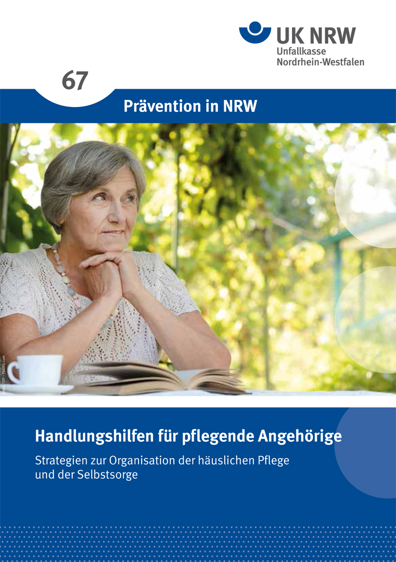 Das Cover einer Broschüre der Unfallkasse NRW zeigt eine ältere Frau, die nachdenklich an einem Tisch sitzt. Der Titel 'Prävention in NRW' ist oben abgebildet, gefolgt von 'Handlungshilfen für pflegende Angehörige' und dem Untertitel 'Strategien zur Organisation der häuslichen Pflege und der Selbstsorge'. Diese Broschüre bietet Informationen und Strategien zur Unterstützung pflegender Angehöriger in der häuslichen Pflege.