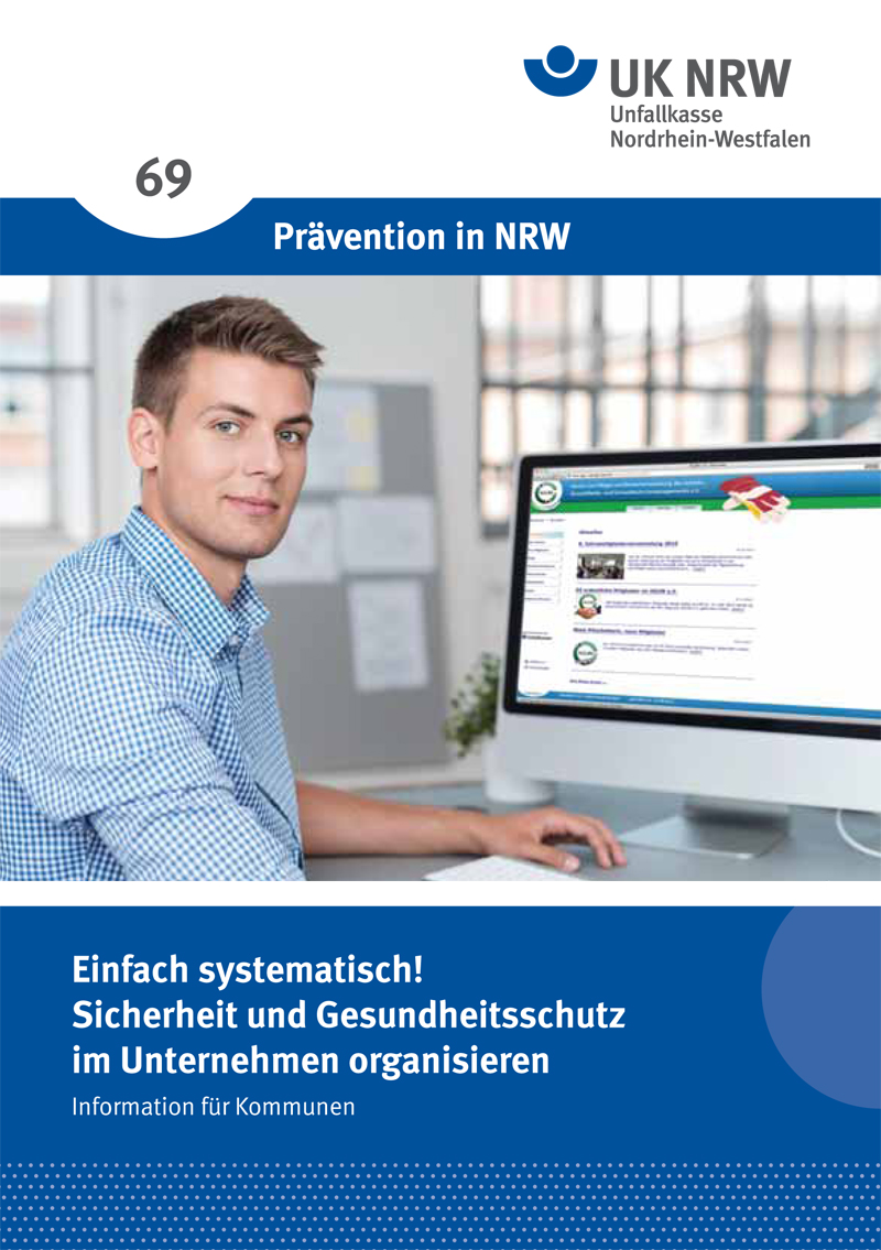 Ein Mann sitzt an einem modernen Schreibtisch und betrachtet einen Computerbildschirm. Der Bildschirm zeigt die Website der Unfallkasse NRW. Über dem Bild steht der Text 'Prävention in NRW', darunter 'Einfach systematisch! Sicherheit und Gesundheitsschutz im Unternehmen organisieren'. Diese Broschüre richtet sich an Kommunen und dient der Förderung von Arbeitsschutz und Prävention in Unternehmen.