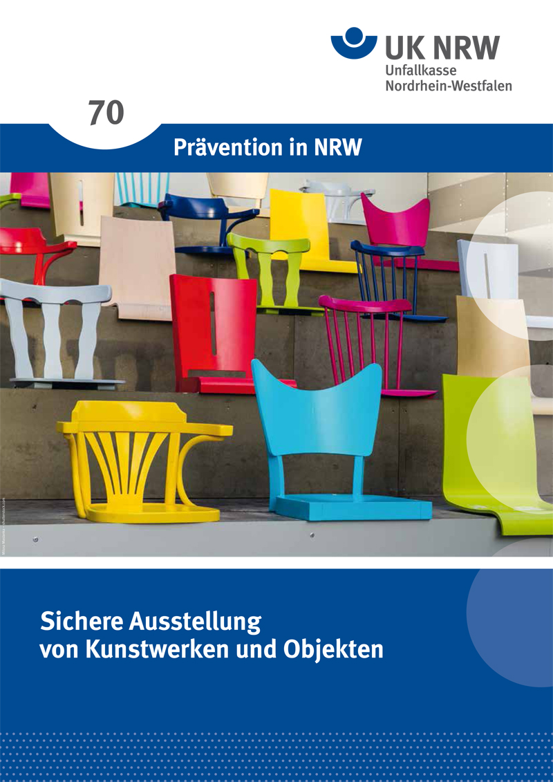 Das Bild zeigt eine Wand voller farbenfroher Stühle in unterschiedlichen Designs, die als Kunstinstallation ausgestellt sind. Im oberen Bereich steht 'Prävention in NRW' und oben links die Zahl 70. Unten ist der Schriftzug 'Sichere Ausstellung von Kunstwerken und Objekten' zu sehen, in Verbindung mit der Unfallkasse NRW. Der Kontext ist Sicherheit und Prävention bei der Ausstellungsgestaltung.