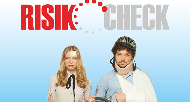 Das Bild zeigt zwei Personen vor einem Hintergrund mit dem Schriftzug 'Risiko-Check'. Die linke Person ist eine Frau mit einem Pflaster auf der Stirn, die formal gekleidet ist. Die rechte Person ist ein Mann mit einem Halskragen und einer Armschlinge, der einen Fahrradhelm trägt und ein Lenkrad hält. Thematisch passt das Bild zur Unfallkasse NRW, die einen Fokus auf Arbeitsschutz und Prävention legt. Die Bildsprache betont die Bedeutung von Sicherheitsvorkehrungen zur Unfallvermeidung.