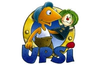Die Comicfigur Upsi, mit gelbem Körper, blauem Hut und weißem Hemd, hält eine Puppe mit grünen Haaren, vor einem maritimen Bullaugen-Hintergrund. Der Name 'UPSI' ist am unteren Rand zu sehen. Dieser Stil wird möglicherweise im Kontext von Präventions- und Arbeitsschutzthemen der Unfallkasse NRW genutzt.