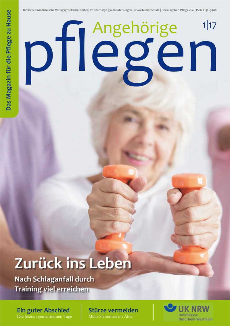 Das Bild zeigt eine ältere Frau in weißer Kleidung, die orange Hanteln hebt. Oben steht der Titel 'Angehörige pflegen - Das Magazin für die Pflege zu Hause'. Unten rechts das Logo der Unfallkasse Nordrhein-Westfalen (UK NRW) mit Text zu Schlaganfall-Rehabilitation und Sturzvermeidung. Das Bild betont die Bedeutung von Prävention und Rehabilitation im Alter.