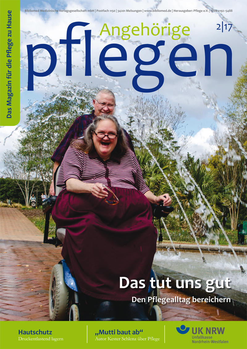 Eine lachende Frau sitzt in einem elektrischen Rollstuhl, während ein Mann mit ihr im Park spazieren geht. Der Mann schiebt den Rollstuhl nicht, sondern läuft mit. Im Hintergrund ist ein Brunnen und viel Grün zu sehen. Oben steht der Schriftzug 'Angehörige pflegen'. Unten steht 'Das tut uns gut - Den Pflegealltag bereichern'. Das Logo der Unfallkasse Nordrhein-Westfalen ist am unteren Rand abgebildet. Das Bild symbolisiert Freude und positive Momente in der Pflege, im Kontext des Arbeitsschutzes und der Prävention für Pflegekräfte.