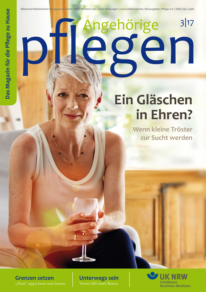 Das Cover zeigt eine ältere Frau, die entspannt in einem Stuhl sitzt und ein Weinglas in der Hand hält. Der Hintergrund ist unscharf, wodurch der Fokus auf der Person liegt. Oben steht 'Angehörige pflegen', das Magazin für die Pflege zu Hause. Ein Text fragt: 'Ein Gläschen in Ehren?' und thematisiert die Gefahr, dass kleine Tröster zur Sucht werden können. Am unteren Rand sind Inhalte wie Prävention und Arbeitsschutz durch die Unfallkasse NRW genannt.