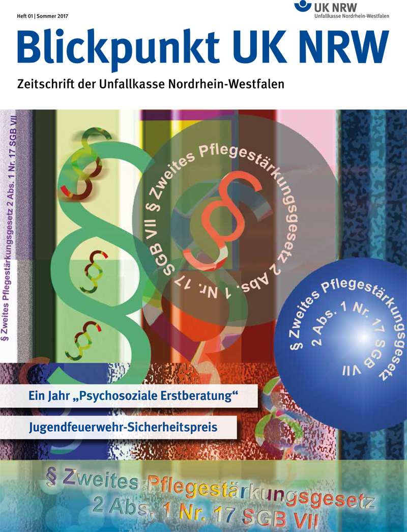 Das Cover der Zeitschrift 'Blickpunkt UK NRW' der Unfallkasse NRW. Oben das Logo der Unfallkasse NRW. Hauptthema des Hefts ist das Zweite Pflegestärkungsgesetz, dargestellt durch kreisförmig angeordnete Textelemente. Textfelder zu den Themen 'Ein Jahr Psychosoziale Erstberatung' und 'Jugendfeuerwehr-Sicherheitspreis'. Der Hintergrund zeigt verschwommene Buchstaben des Gesetzestextes. Fokus liegt auf Arbeitsschutz und Prävention.