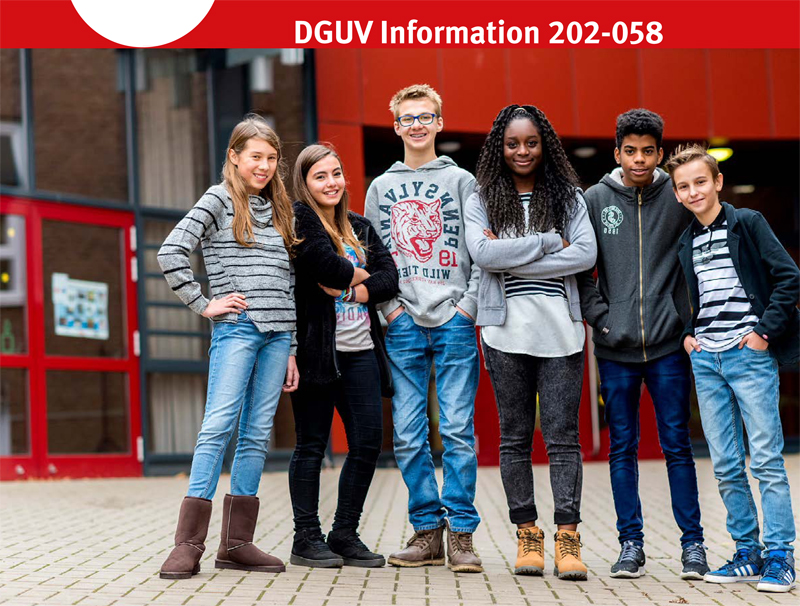 Sechs Jugendliche stehen lächelnd vor einem modernen Schulgebäude mit roten Akzenten. Sie sind leger gekleidet in Jeans, Pullovern und Jacken. Der Hintergrund zeigt große Fenster und Türen des Gebäudeeingangs. Oben im Bild ist der Titel 'DGUV Information 202-058' zu sehen, was auf eine Veröffentlichung der Unfallkasse NRW hinweist, die sich mit Themen des Arbeitsschutzes und der Prävention beschäftigt.
