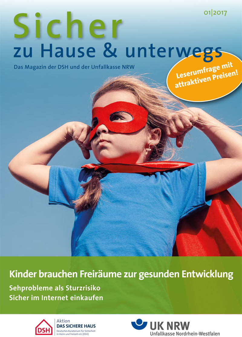 Das Titelbild des Magazins der Unfallkasse NRW zeigt ein Kind, das ein rotes Superhelden-Cape und eine Augenmaske trägt. Oben steht der Schriftzug 'Sicher zu Hause & unterwegs'. Ein roter runder Aufkleber informiert über eine Leserumfrage mit attraktiven Preisen. Darunter werden Themen wie 'Kinder brauchen Freiräume zur gesunden Entwicklung', 'Sehprobleme als Sturzrisiko' und 'Sicher im Internet einkaufen' erwähnt. Logos der Aktion DAS SICHERE HAUS und der Unfallkasse Nordrhein-Westfalen (UK NRW) sind unten zu sehen.