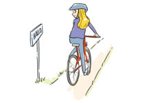 Frau mit langem Haar trägt einen Helm und fährt auf einem rot-weißen Fahrrad. Sie befindet sich auf einem schmalen, gepflasterten Weg, der an einem Schild mit der Aufschrift 'HANDEL' vorbeiführt. Der Kontext bezieht sich auf Arbeitsschutz und Prävention, indem das Tragen eines Helms beim Radfahren als Sicherheitsmaßnahme hervorgehoben wird.