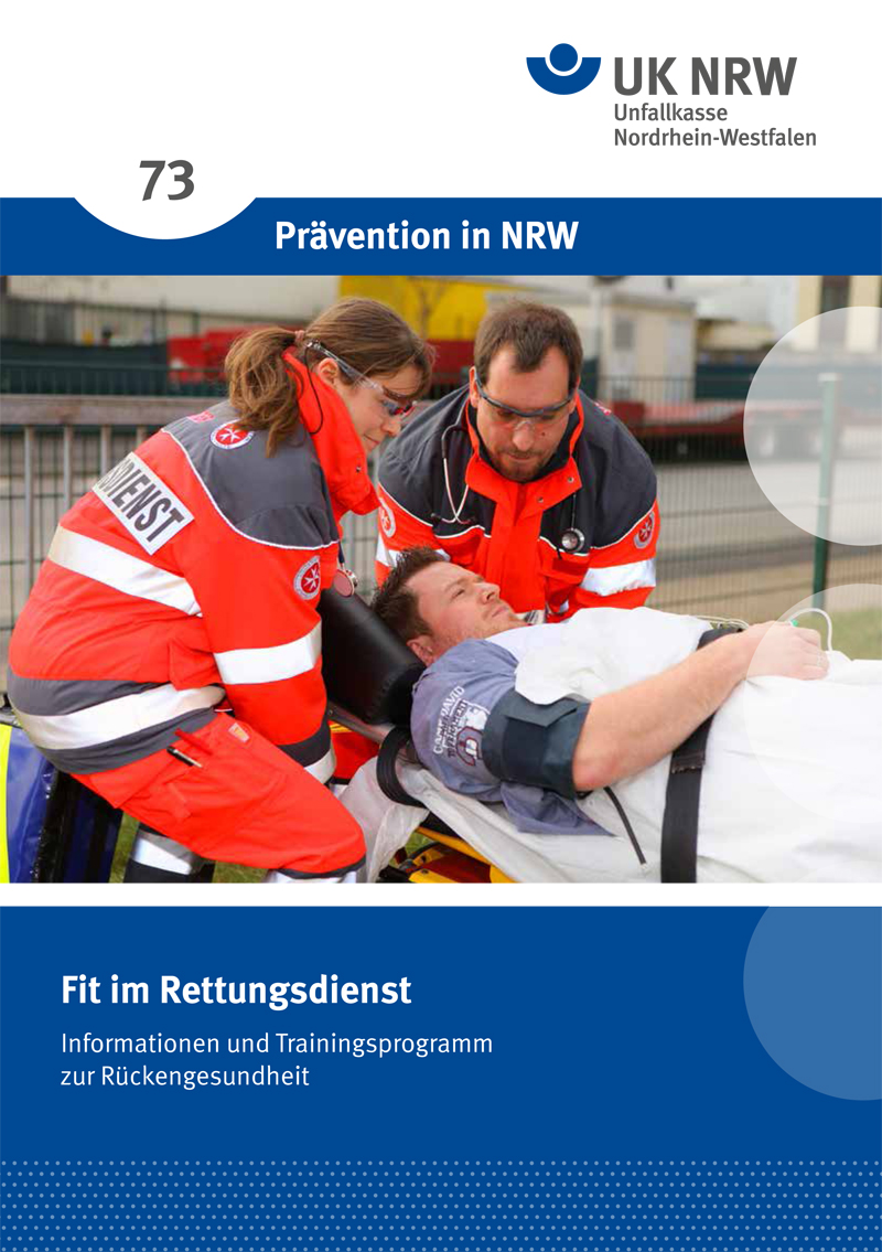 Das Bild zeigt zwei Sanitäter in rot-weißen Uniformen, die einen Mann auf einer Trage versorgen. Sie befinden sich im Freien. Im Hintergrund sind Gebäude und Fahrzeuge zu sehen. Oben im Bild steht 'UK NRW Unfallkasse Nordrhein-Westfalen' und 'Prävention in NRW'. Unten steht 'Fit im Rettungsdienst: Informationen und Trainingsprogramm zur Rückengesundheit'. Es handelt sich um eine Informationsbroschüre zum Thema Arbeitsschutz und Prävention im Rettungsdienst.