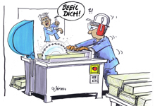 Ein Mitarbeiter trägt Schutzbrille und Gehörschutz, während er an einer Kreissäge arbeitet. Ein Vorgesetzter im Hintergrund ruft 'Beeil dich!' und gestikuliert, was auf Zeitdruck hinweist. Diese Szene betont die Bedeutung von Schutzmaßnahmen und bewusster Arbeitsweise zur Unfallvermeidung, speziell im Kontext von Arbeitsschutz und Prävention durch die Unfallkasse NRW.